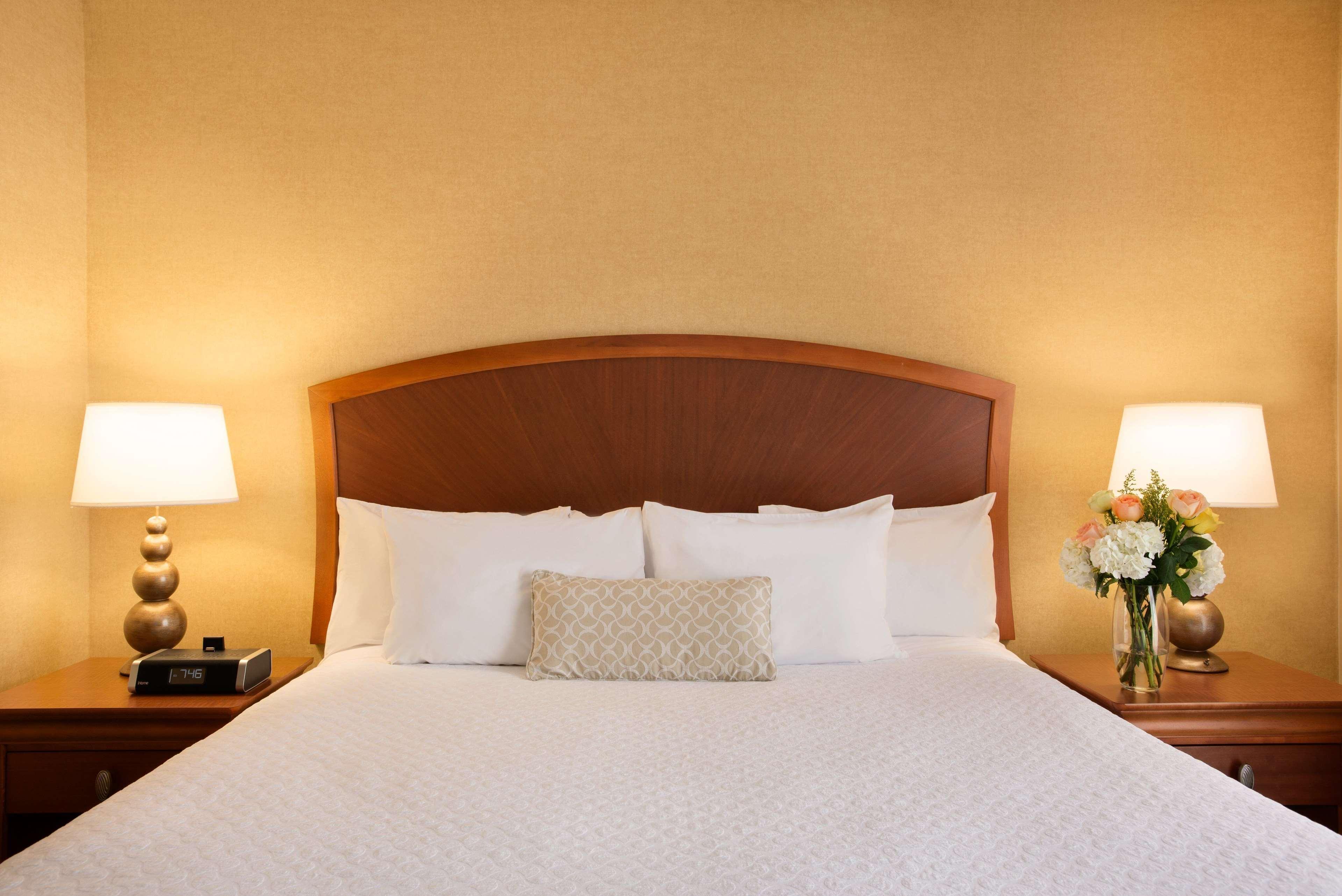 Embassy Suites By Hilton Greensboro Airport Exteriör bild