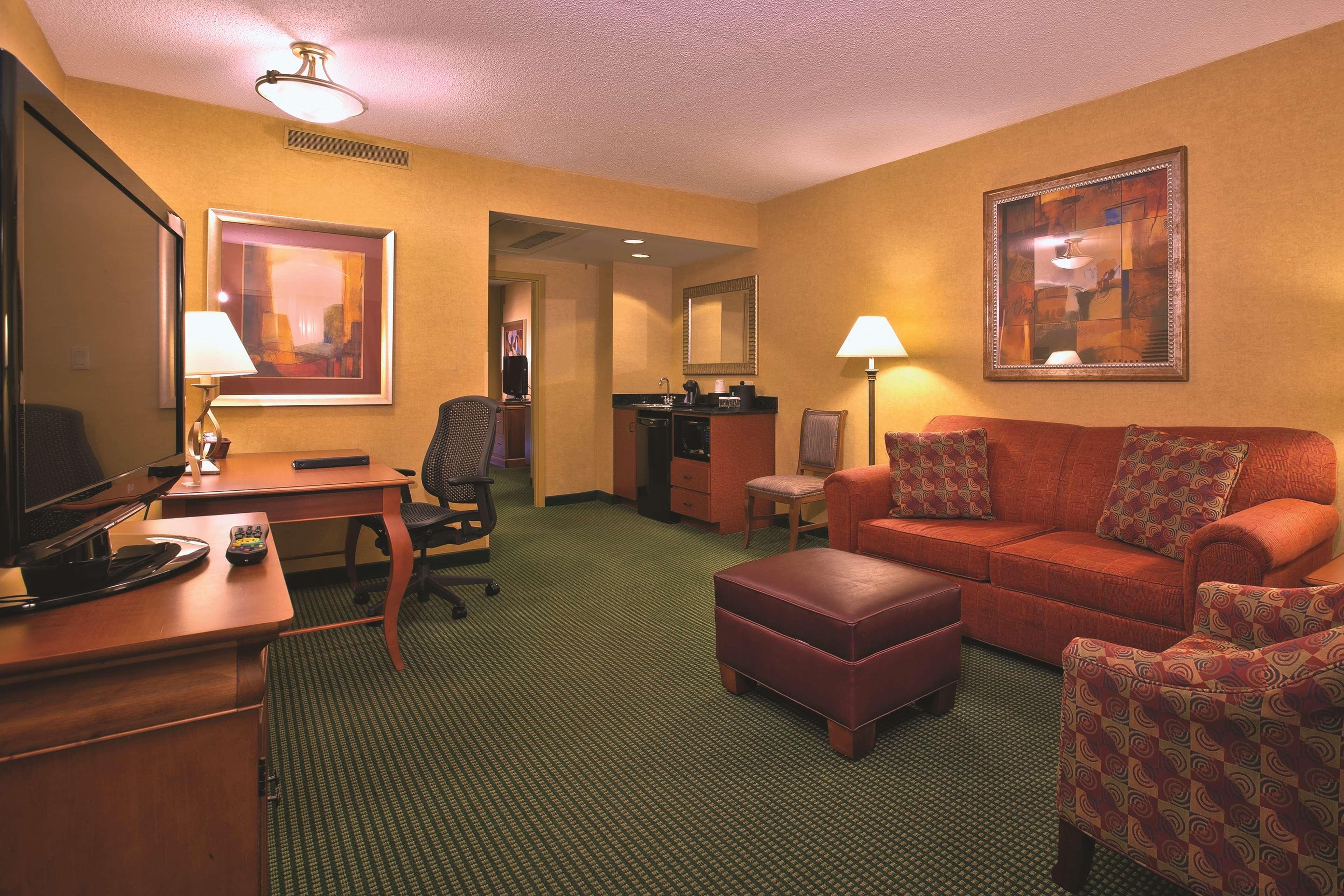 Embassy Suites By Hilton Greensboro Airport Exteriör bild