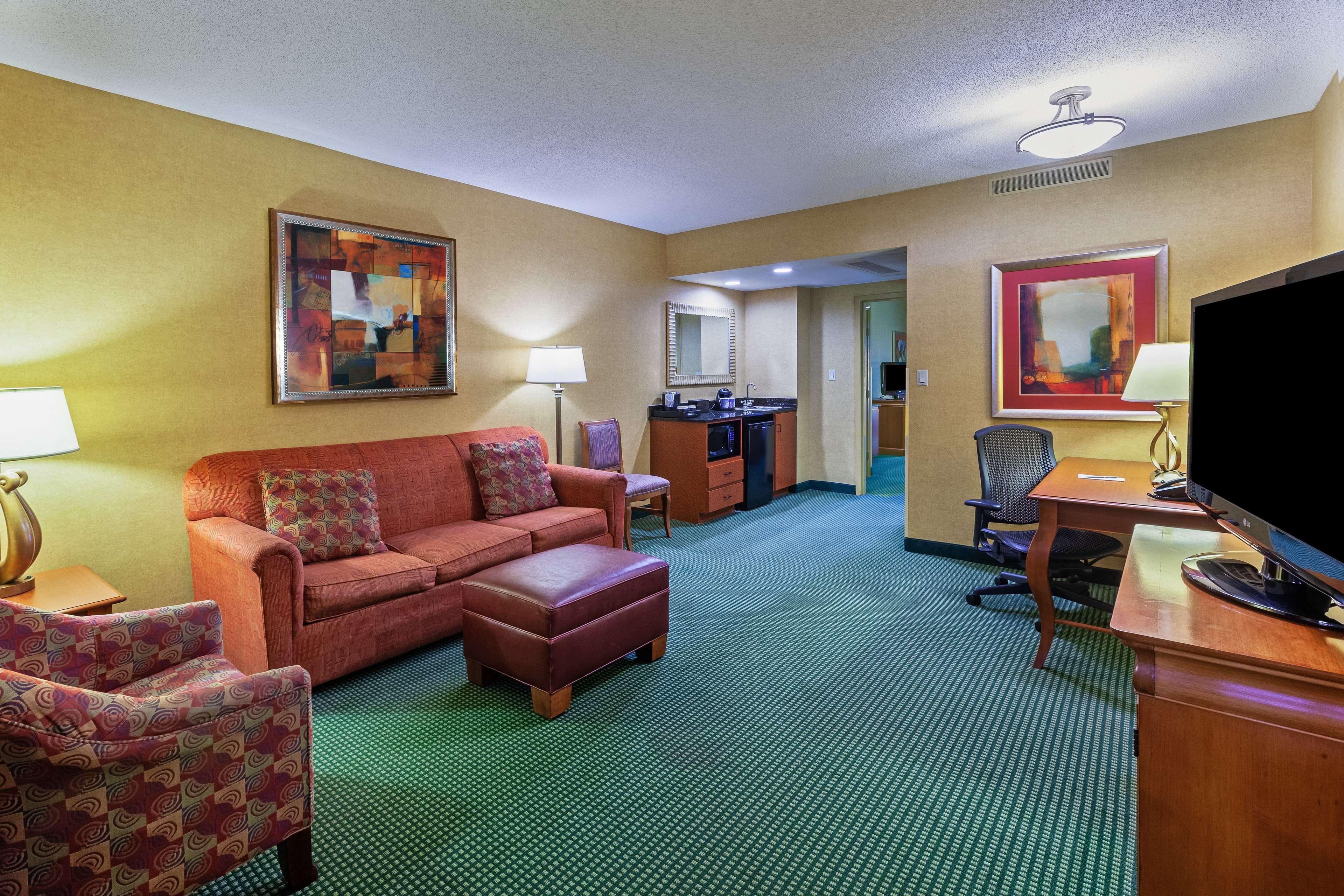 Embassy Suites By Hilton Greensboro Airport Exteriör bild
