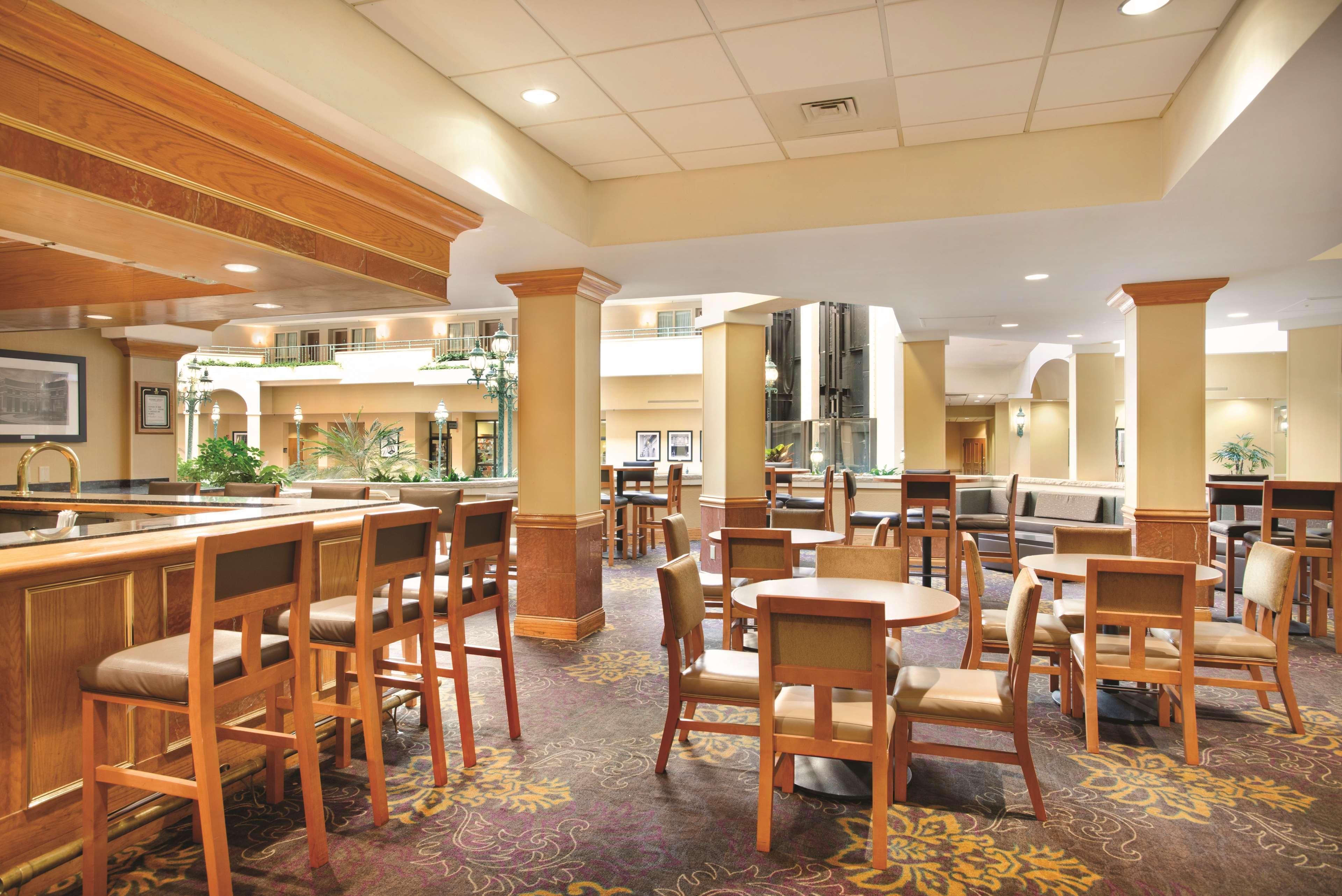 Embassy Suites By Hilton Greensboro Airport Exteriör bild