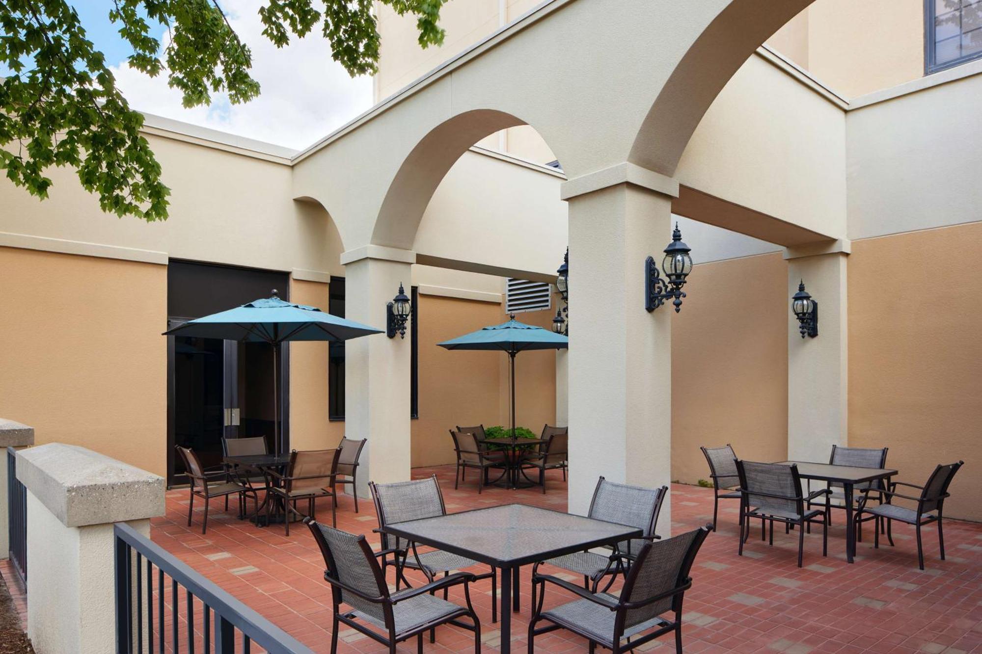 Embassy Suites By Hilton Greensboro Airport Exteriör bild